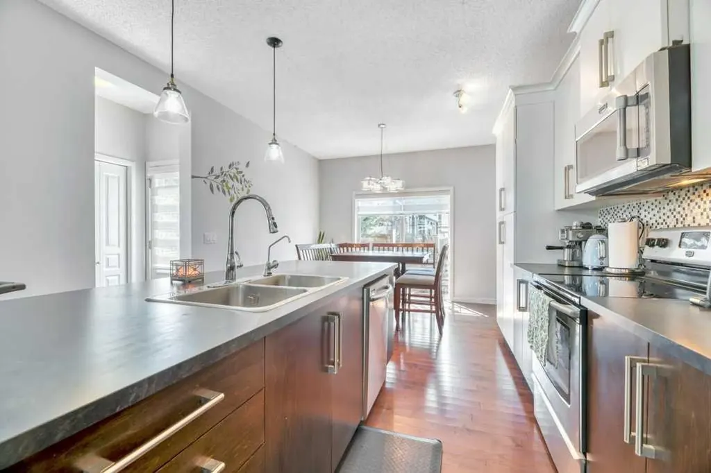 1721 New Brighton Drive SE Calgary AB T2Z 0T9