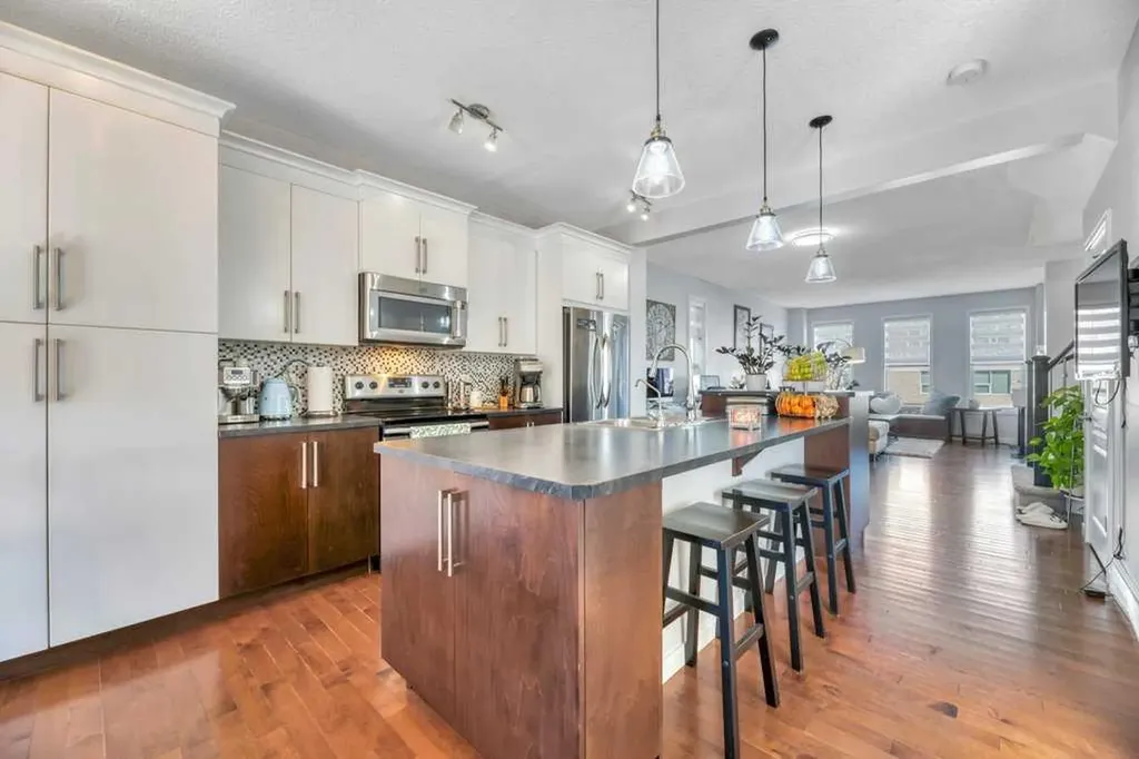 1721 New Brighton Drive SE Calgary AB T2Z 0T9