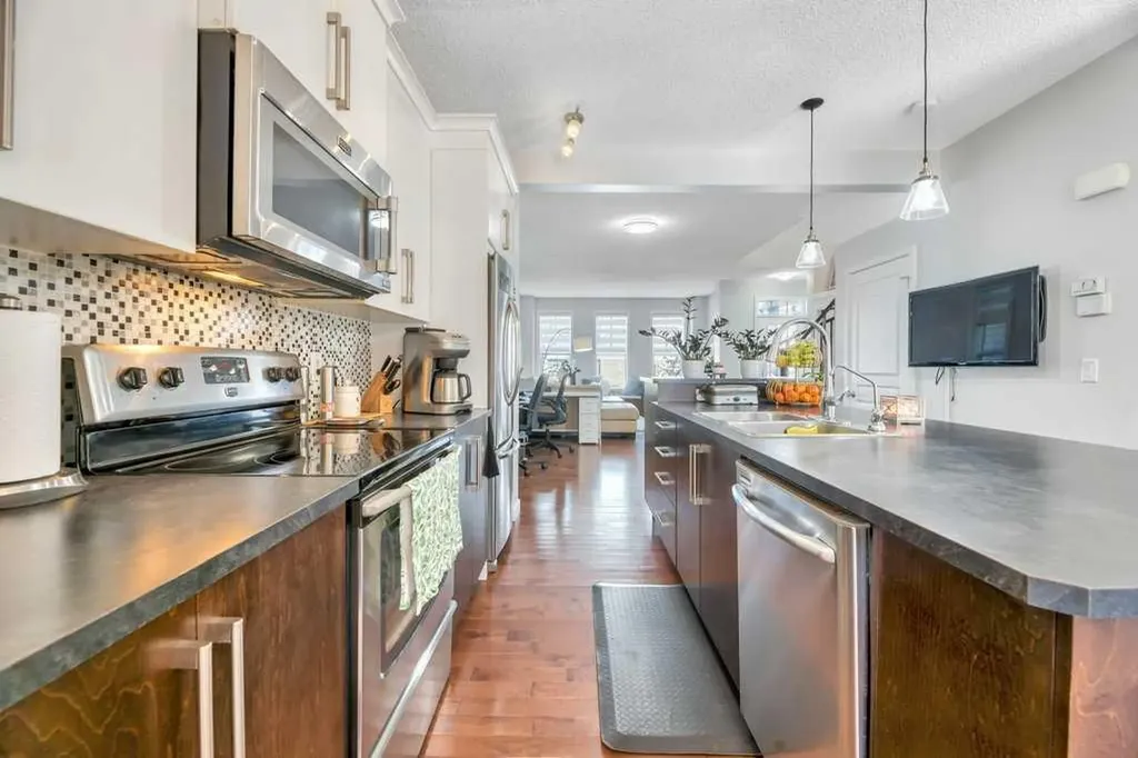 1721 New Brighton Drive SE Calgary AB T2Z 0T9