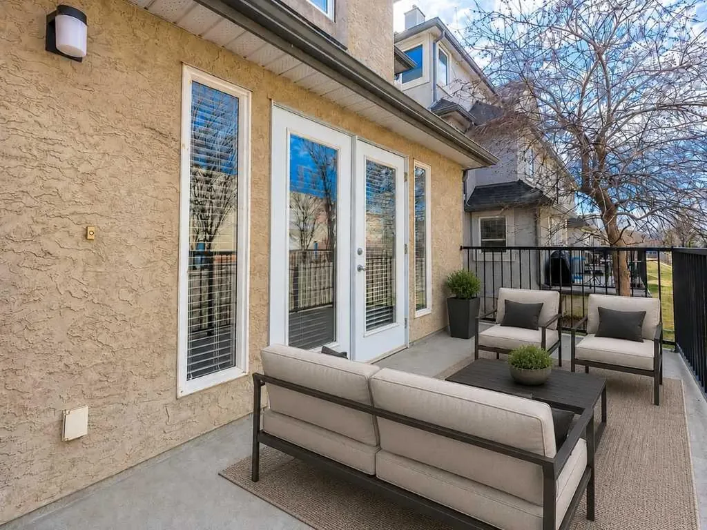 172 Simcoe Place SW Calgary AB T3H 4T7