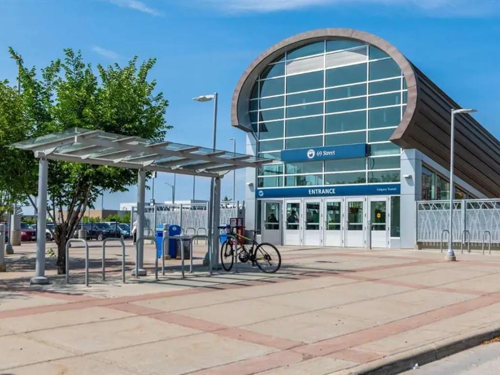 172 Simcoe Place SW Calgary AB T3H 4T7