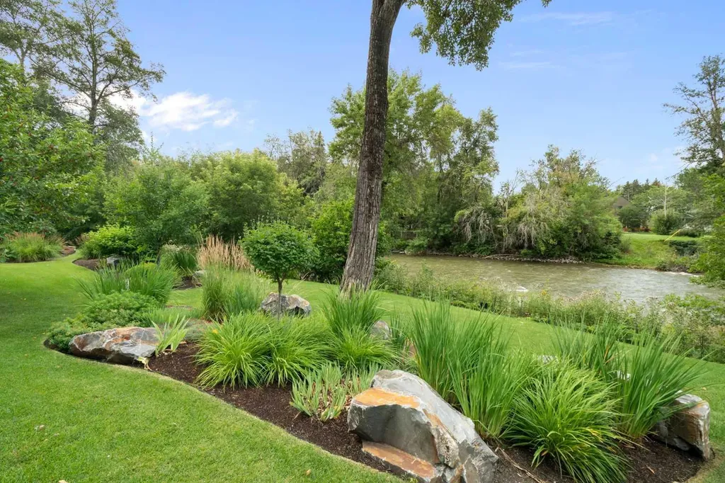 137 26 Avenue SW Calgary AB T2S0M2