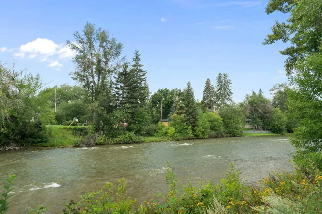 137 26 Avenue SW Calgary AB T2S0M2