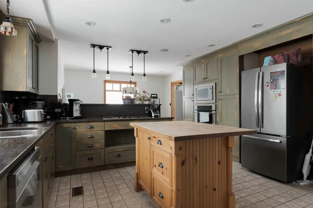 108 Robin Crescent Fort Mcmurray AB T9H 2W3