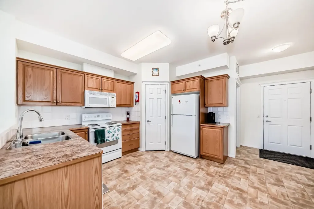 15 Everstone Drive SW Calgary AB T2Y 5B5