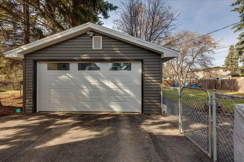 5616 55 Avenue Lacombe AB T4L 1L9