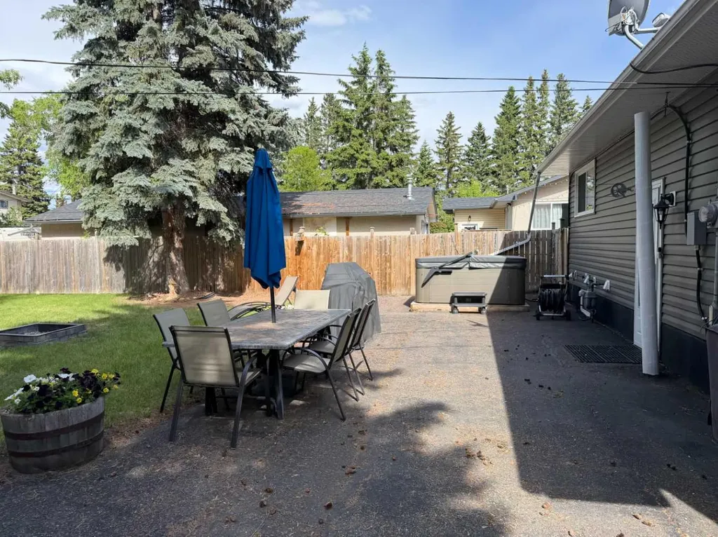 5616 55 Avenue Lacombe AB T4L 1L9