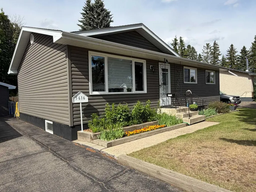 5616 55 Avenue Lacombe AB T4L 1L9