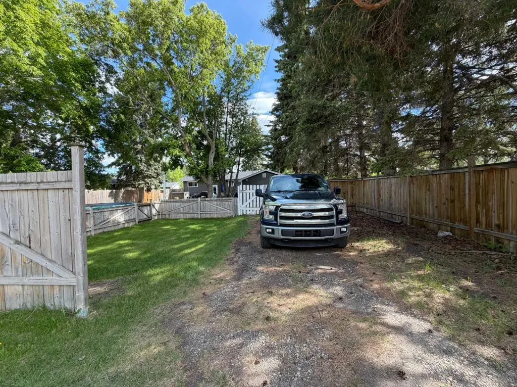 5616 55 Avenue Lacombe AB T4L 1L9