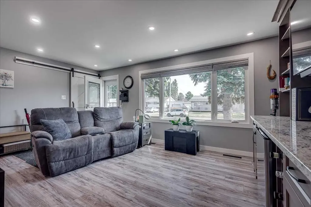 5616 55 Avenue Lacombe AB T4L 1L9
