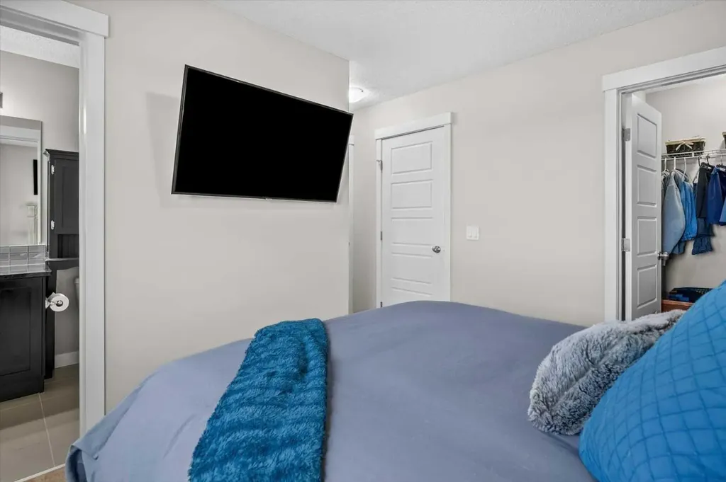 438 Covecreek Circle NE Calgary AB T3K 0J6