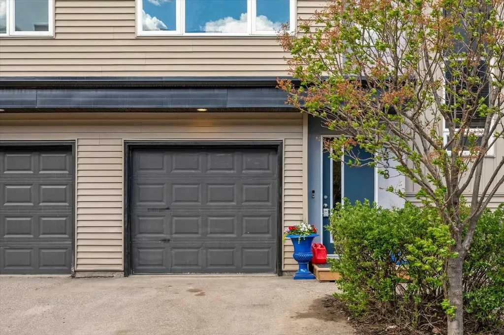 438 Covecreek Circle NE Calgary AB T3K 0J6