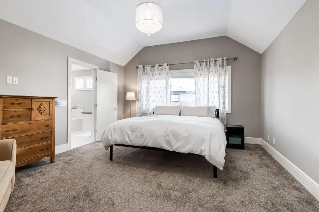 109 Kinniburgh Bay Chestermere AB T1X0M2