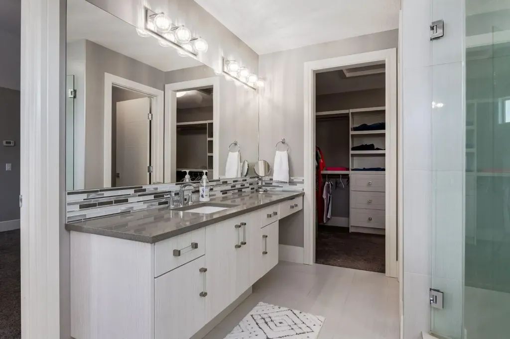 109 Kinniburgh Bay Chestermere AB T1X0M2