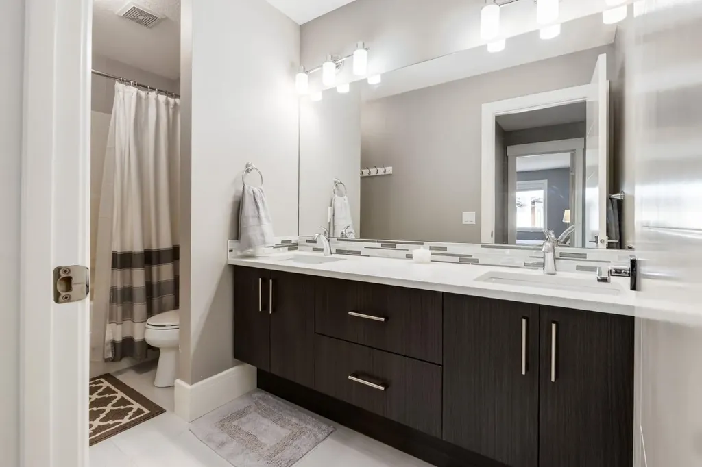 109 Kinniburgh Bay Chestermere AB T1X0M2