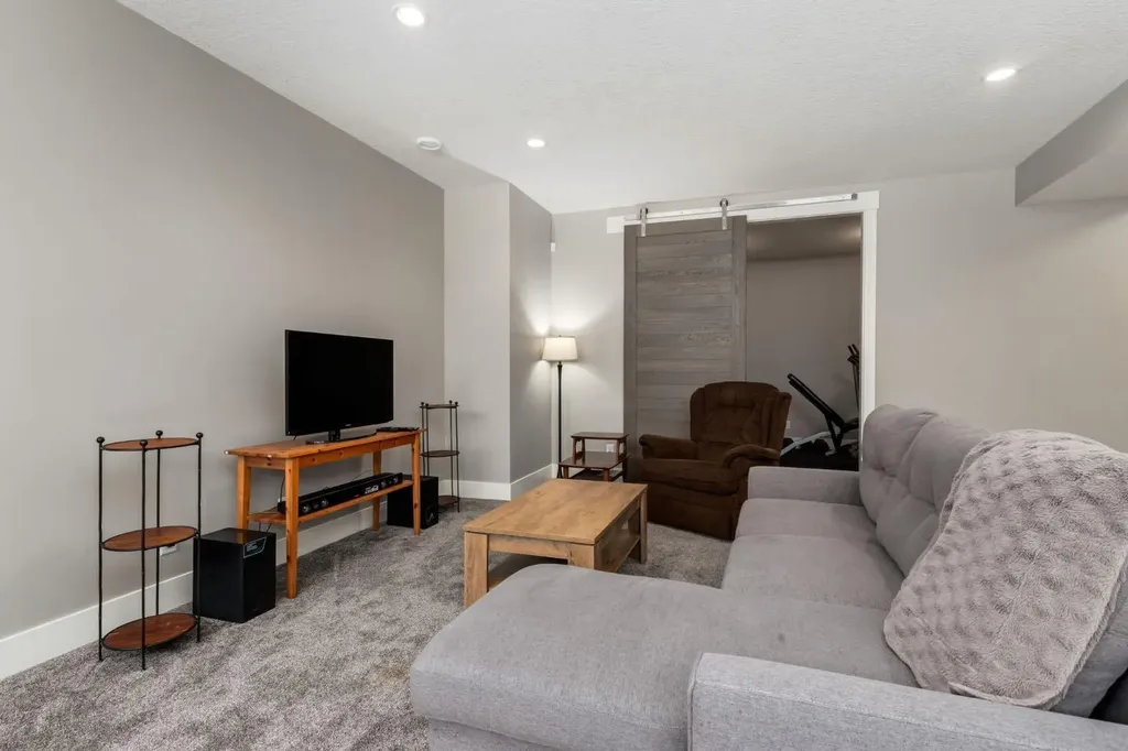 109 Kinniburgh Bay Chestermere AB T1X0M2