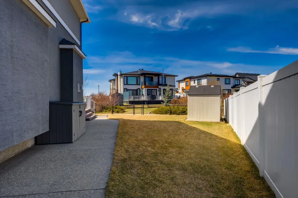 109 Kinniburgh Bay Chestermere AB T1X0M2