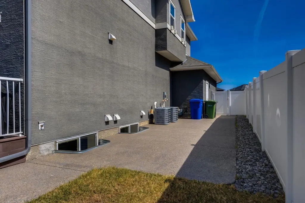 109 Kinniburgh Bay Chestermere AB T1X0M2