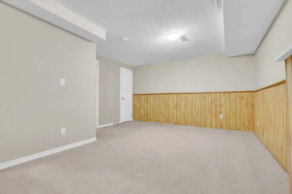 87 Castleglen Road NE Calgary AB T3J 1P2