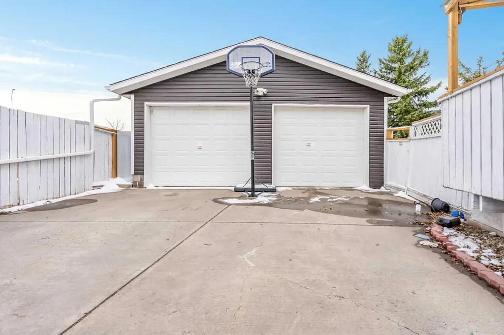87 Castleglen Road NE Calgary AB T3J 1P2