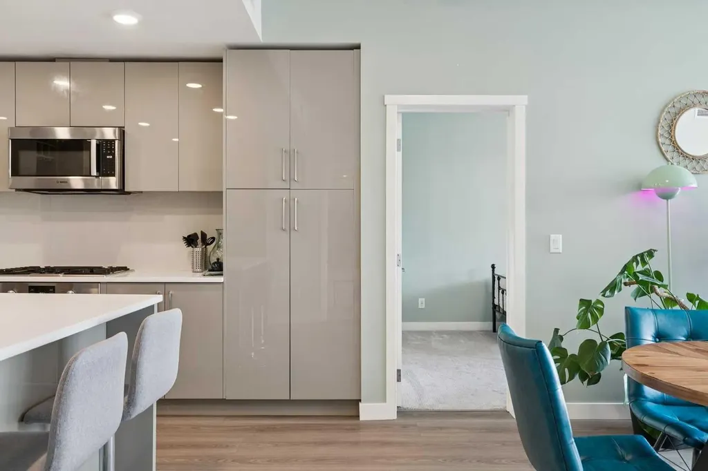 301 10 Street NW Calgary AB T2N 1V5