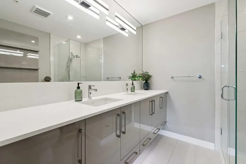 301 10 Street NW Calgary AB T2N 1V5