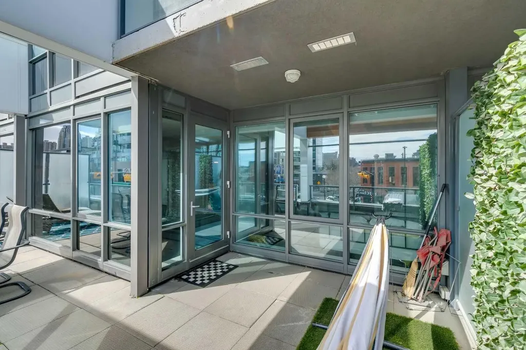 301 10 Street NW Calgary AB T2N 1V5