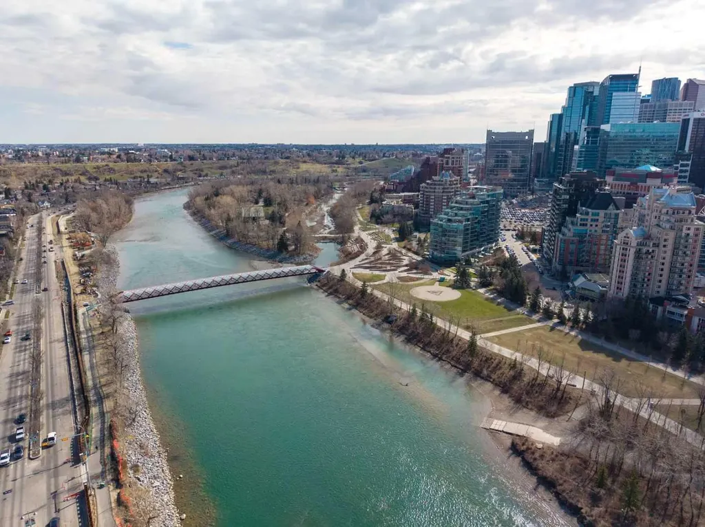 301 10 Street NW Calgary AB T2N 1V5