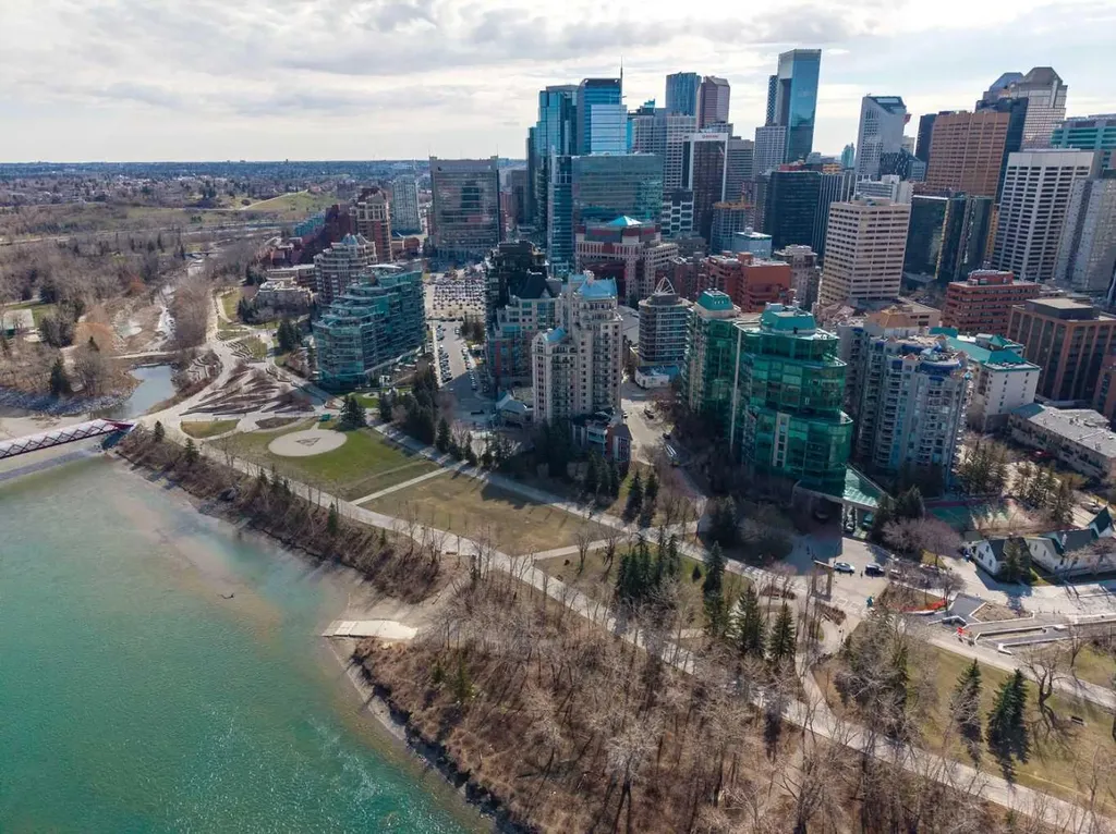 301 10 Street NW Calgary AB T2N 1V5