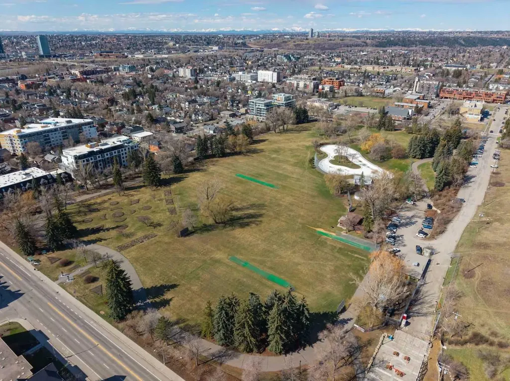 301 10 Street NW Calgary AB T2N 1V5