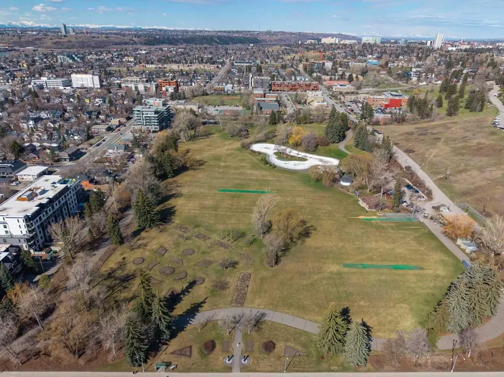 301 10 Street NW Calgary AB T2N 1V5