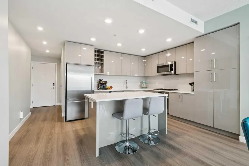301 10 Street NW Calgary AB T2N 1V5