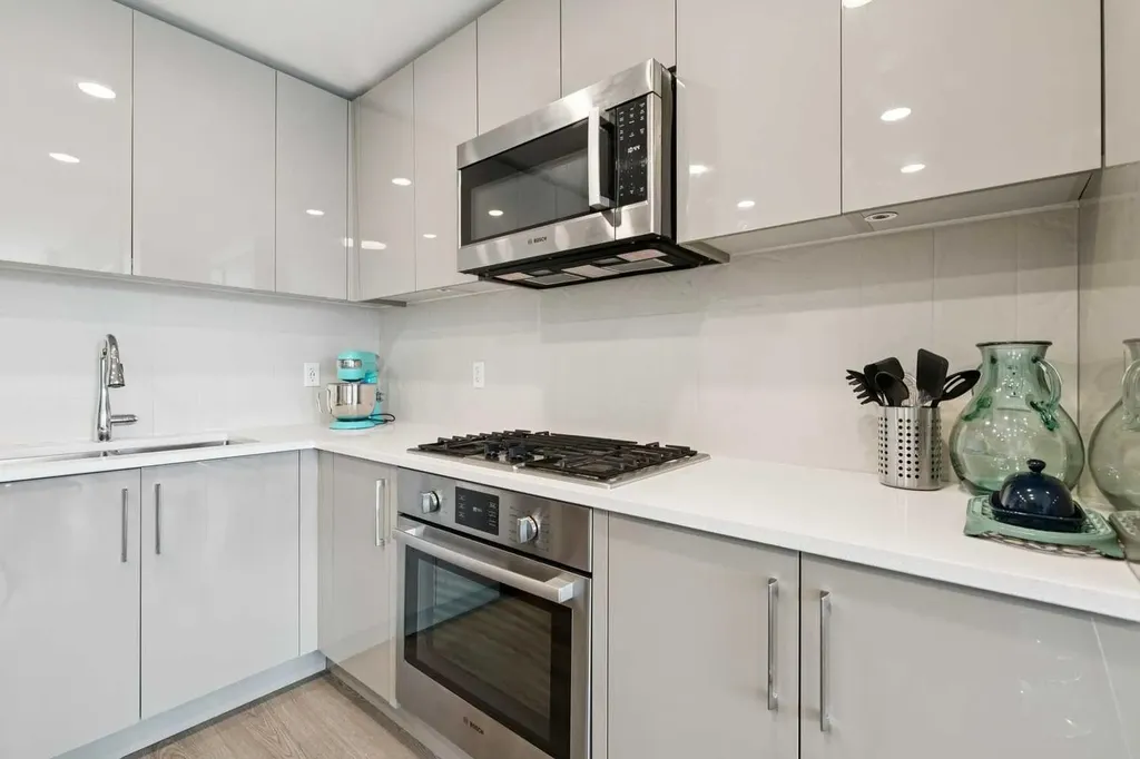 301 10 Street NW Calgary AB T2N 1V5