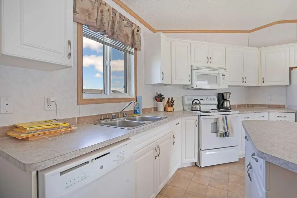 45 Meadowplace Crescent E Brooks AB T1R 0R5