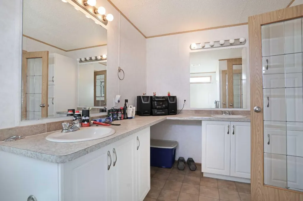 45 Meadowplace Crescent E Brooks AB T1R 0R5