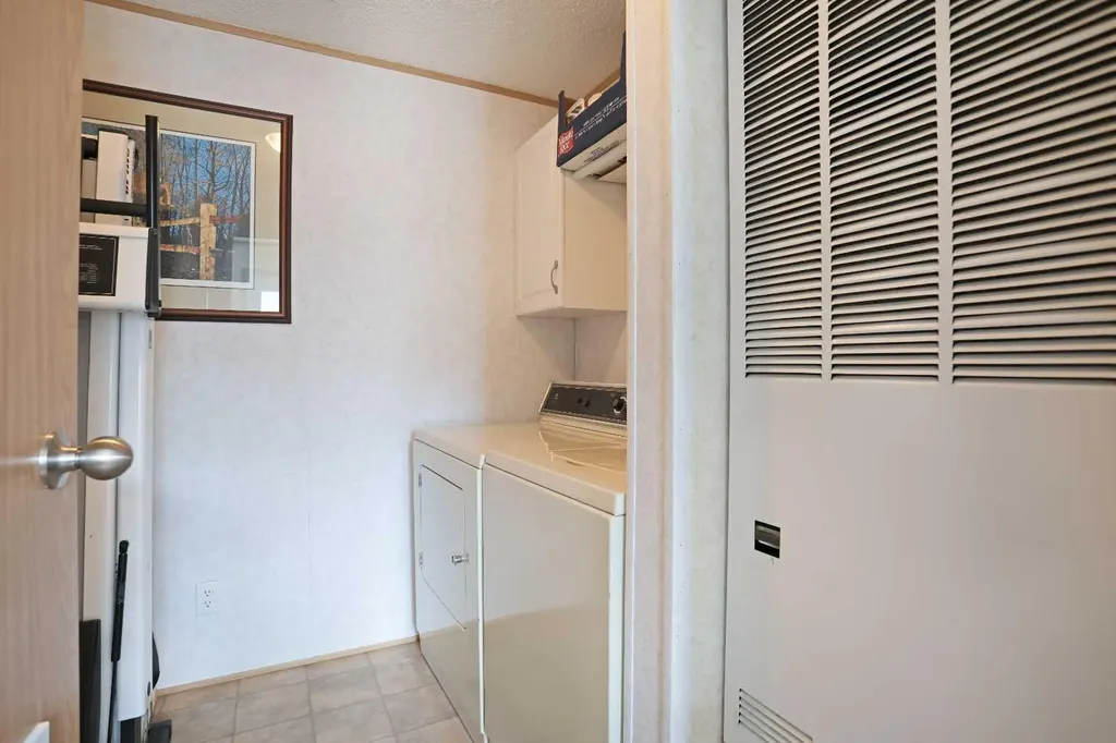 45 Meadowplace Crescent E Brooks AB T1R 0R5