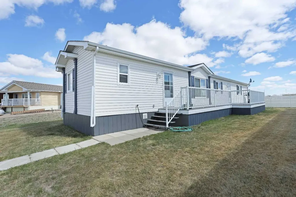 45 Meadowplace Crescent E Brooks AB T1R 0R5