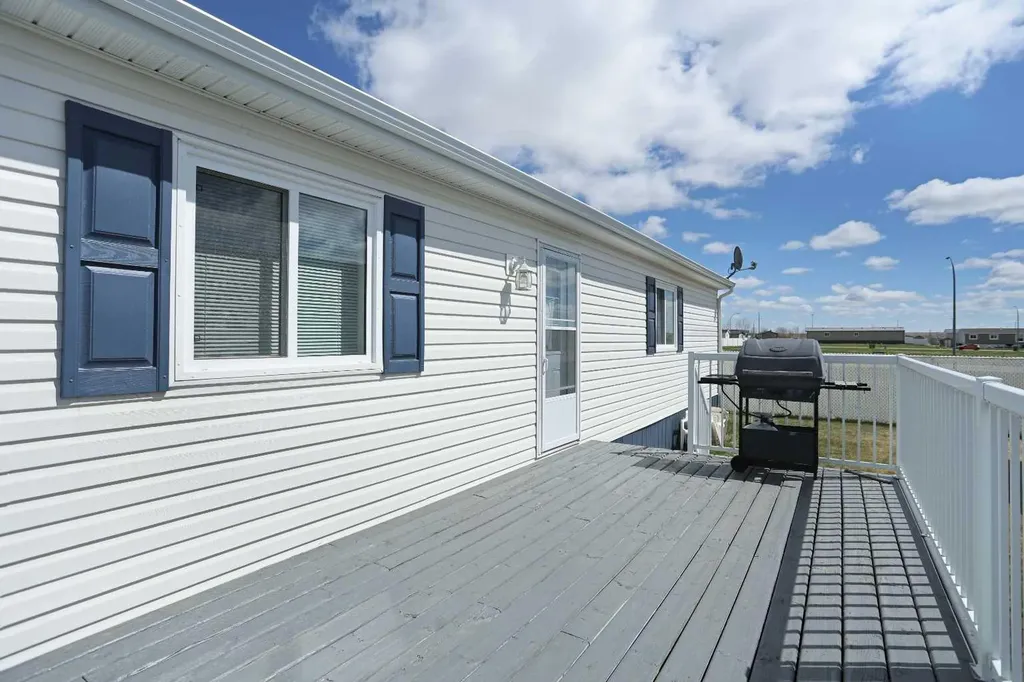 45 Meadowplace Crescent E Brooks AB T1R 0R5