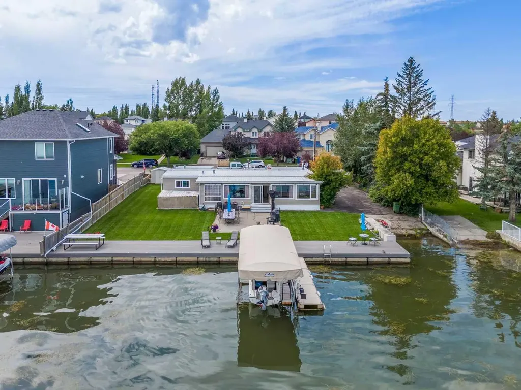 828 West Chestermere Chestermere AB T1X 1B6