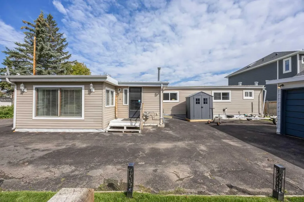 828 West Chestermere Chestermere AB T1X 1B6