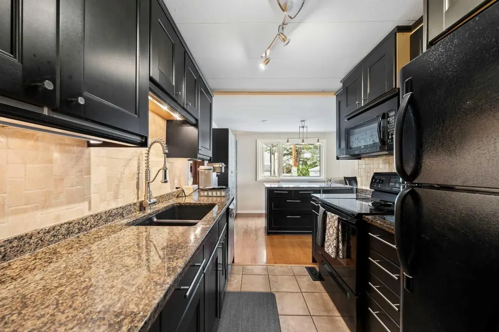 828 West Chestermere Chestermere AB T1X 1B6