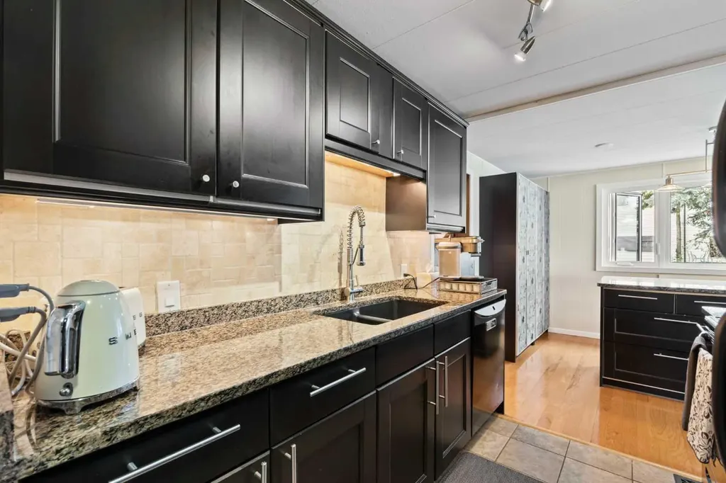 828 West Chestermere Chestermere AB T1X 1B6