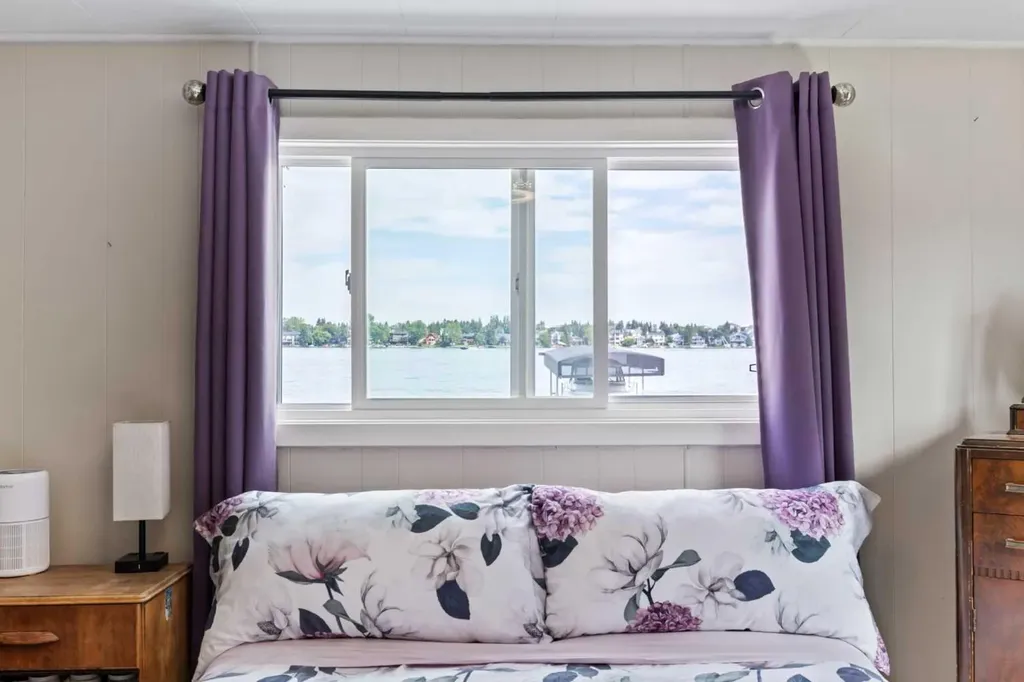 828 West Chestermere Chestermere AB T1X 1B6