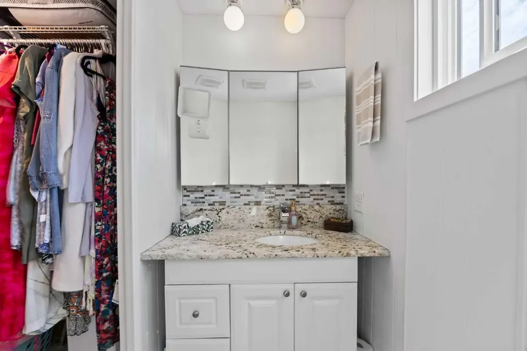 828 West Chestermere Chestermere AB T1X 1B6
