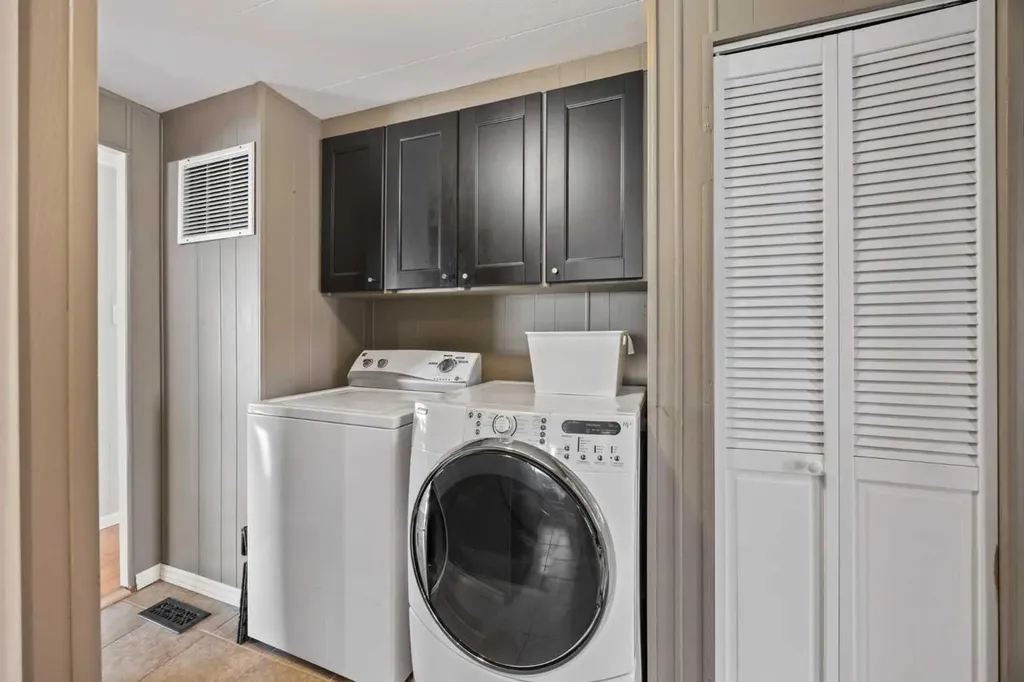 828 West Chestermere Chestermere AB T1X 1B6