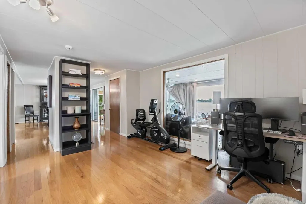 828 West Chestermere Chestermere AB T1X 1B6