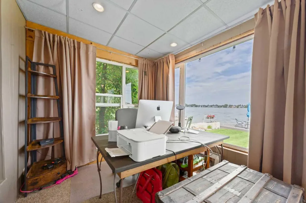 828 West Chestermere Chestermere AB T1X 1B6