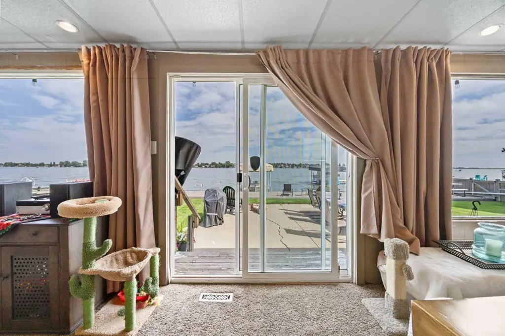 828 West Chestermere Chestermere AB T1X 1B6