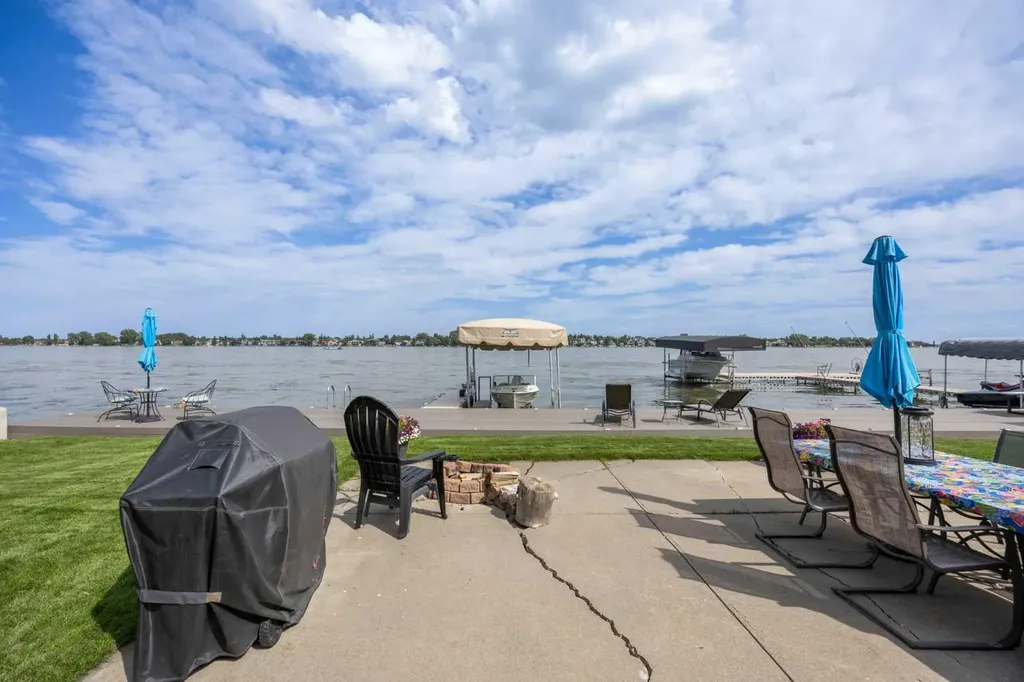 828 West Chestermere Chestermere AB T1X 1B6