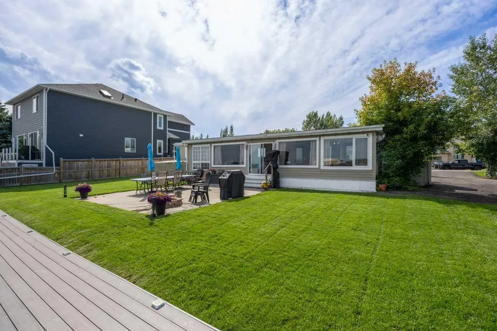828 West Chestermere Chestermere AB T1X 1B6